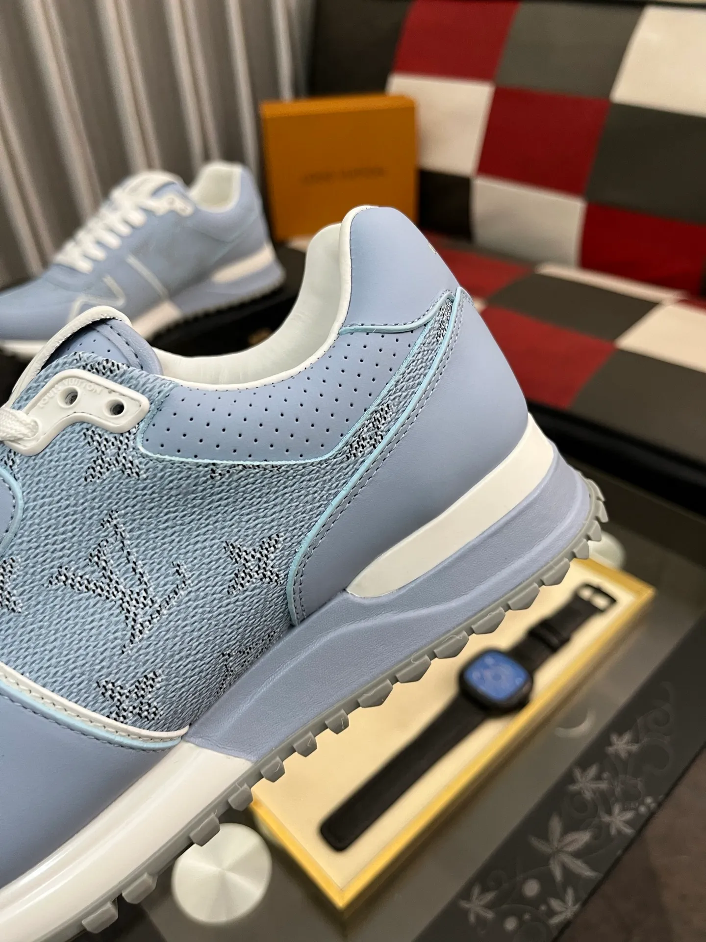 Men's men's shoes 💰760⌚️⌚️Breaking hot 🆕🆕🆕𝙇𝙑 Top version: LV TARINE Louis Vuitton Donkey Brand L Home Casual Sports Shoes Skateboard Shoes Original Purchase Development Production This LV Trainer sneaker draws inspiration from retro basketball shoes, with a mixed technical material upper and handwritten Louis Vuitton logo on the side to highlight its eye-catching style. Rubber outsole with upgraded grip, exquisite packaging at the delivery counter 🛍📦 ▪️Fabrics: Original customized imported first-layer cowhide ▪️Inner lining: Original customized breathable mesh ▪️Outsole: Original molded TPU combination outsole ▪️Sole thickness: 3CM ▪️Size: Male 38-46 (customized at 45.46)